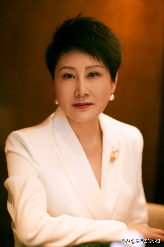 万万没想到，63岁张凯丽因九三阅兵上的一个动作，实现口碑暴增