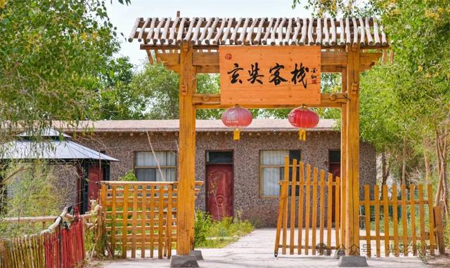 秋高气爽，敦煌高老庄成为游客休闲娱乐避暑的快活林