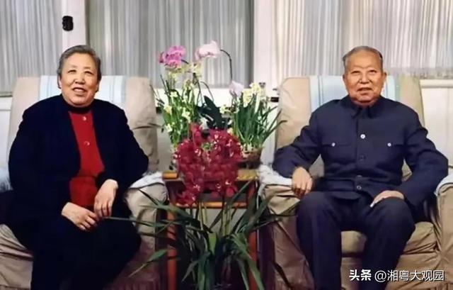 华国锋夫人有多美？1961年全家在长沙留影，韩芝俊30岁，端庄贤淑