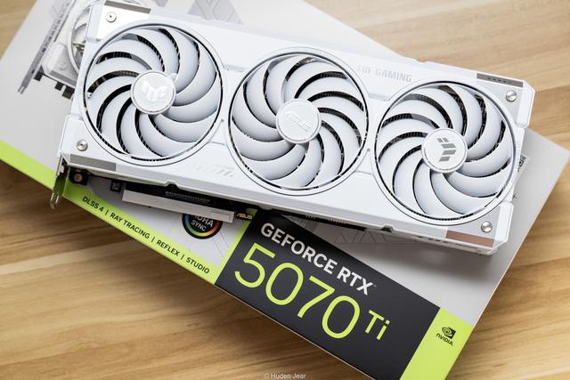 极地坚冰！华硕TUF RTX 5070Ti O16G白色游戏实测