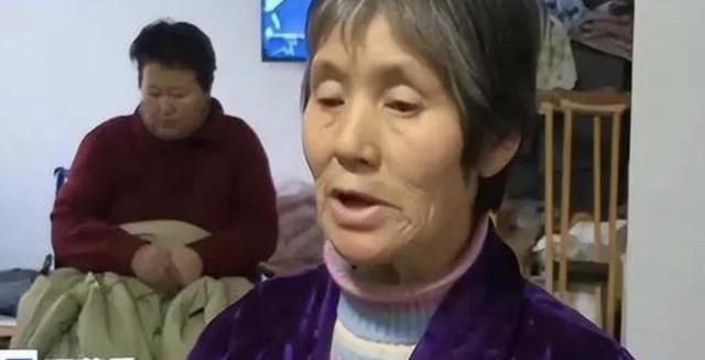 29岁女孩车祸成植物人遭父母抛弃，谁料，护工竟带回家当宝养！