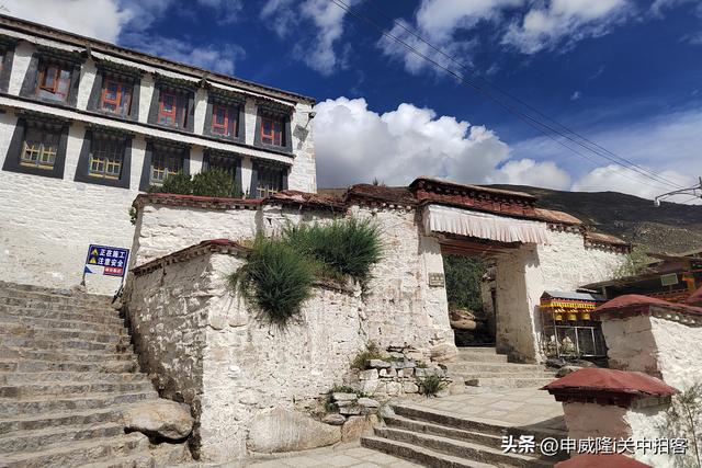 拉萨市：走进哲蚌寺