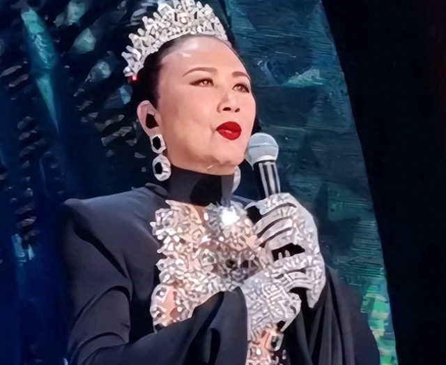 78岁连路都走不稳还开演唱会	，全网骂声一片，她却扬言回馈粉丝