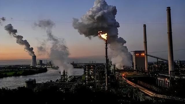 特朗普洋洋自得“北约叫我爸爸”