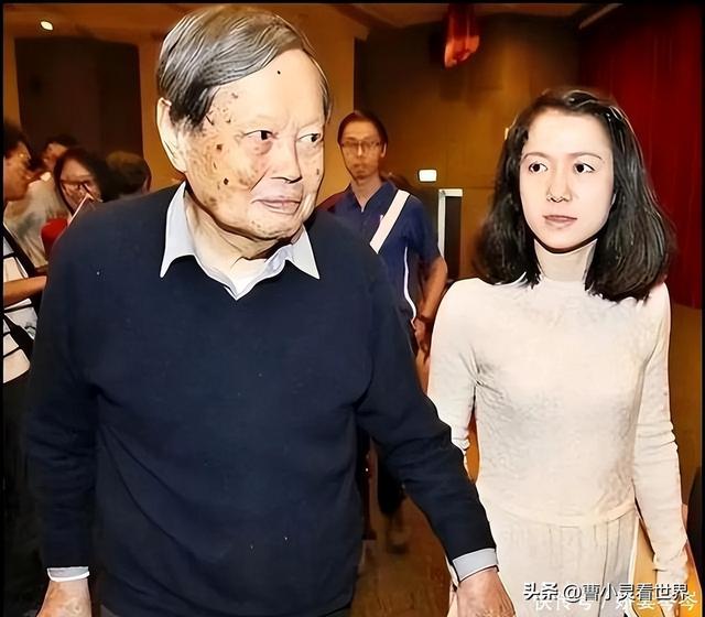 杨振宁享年103岁：那个被骂了半辈子，却改变了整个物理学的人