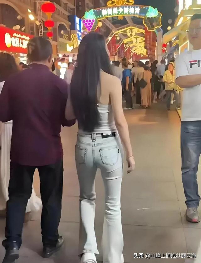 新疆偶遇汪峰女友森林北，穿着简单但身材超好，异域美女的既视感