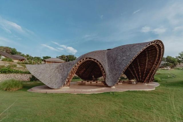 巴厘岛度假村上新！以魔鬼鱼为灵感的竹构建筑漂浮海天之间