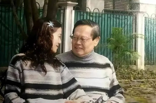 知情人曝杨振宁离世前状况，摔跤或是罪魁祸首，翁帆疑似早有察觉