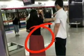 地铁上女子发现裤上有不明液体抓住一旁男子大喊他把我裤子弄脏了图片