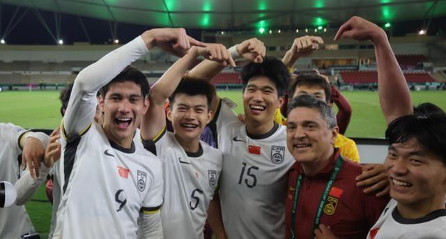 晚上23点，中国队决战日本队！邵佳一传来喜讯：7人将补充到国足