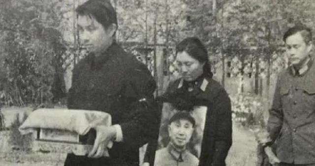 1980年，陈小鲁和岳父粟裕、岳母楚青、内兄粟寒生，一张珍贵合影