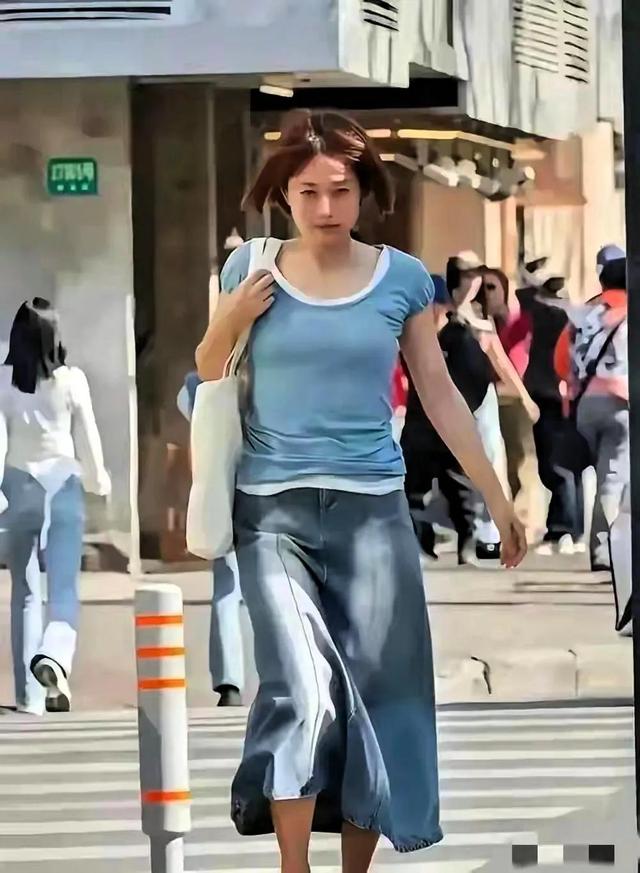 马伊琍亮相上海街上 才50岁咋就变老阿姨了？网友直呼 细瞧状态不错