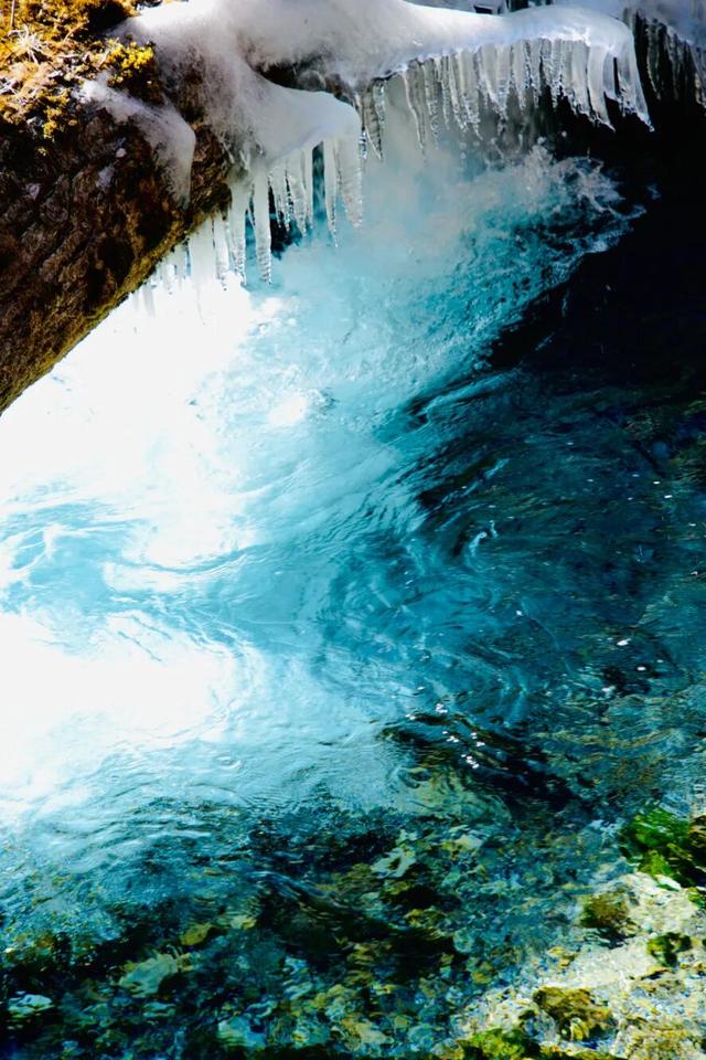 九寨沟冬日限定皮肤上线！冰玉崖岸，妥妥的自然界顶流美学。