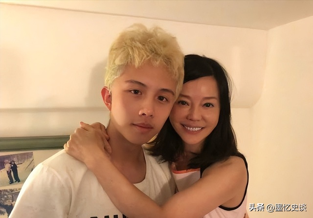 被畸形母爱毁掉的星二代：母乳12年，同床15年，荒唐的事还在后面