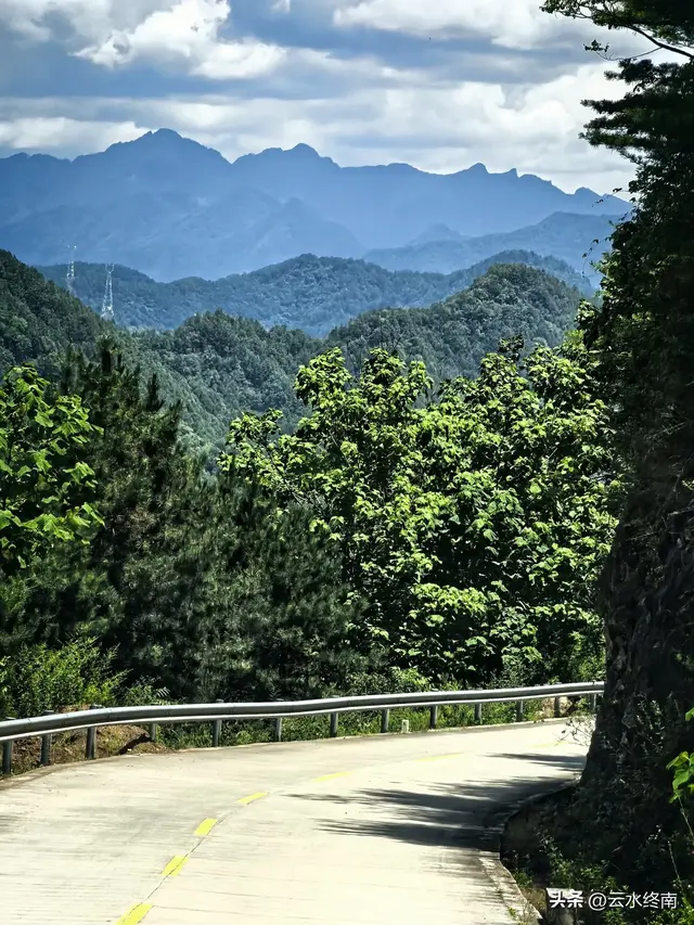 秦岭深山一条导航不出来的路，却是一条千年古道，有老屋有古树