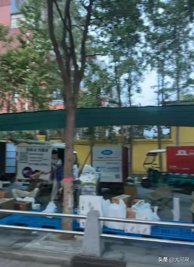 胖东来免费开设“马路驿站”，顾客购物后可立马寄走