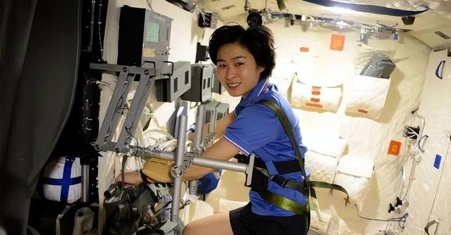 相比男性宇航员，为何女宇航员特别少？她们在太空上如何生活？