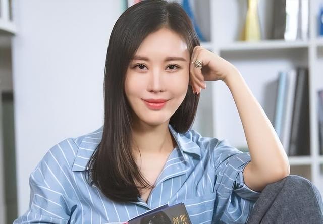 王石田朴珺婚变风波升级	，女方整容前旧照被扒，曾为王石跪式服务