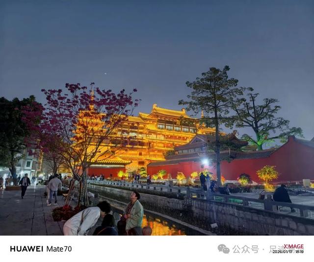 揭阳双峰寺夜景火出圈！鎏金灯光里，梦回大唐盛世