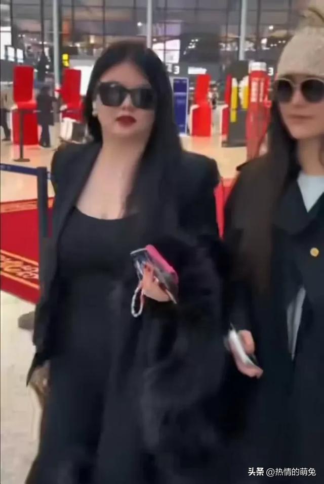 李湘一家人现身机场 穿黑色也遮不住肉肉 这得有200斤了吧