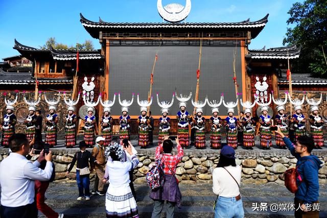 雷山西江苗寨初冬景色怡人吸引游客错峰出游