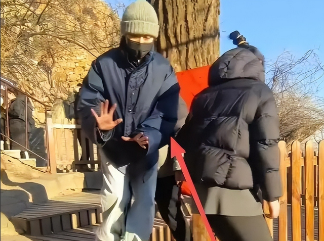 婚变传闻后，罗晋携任素汐与母亲去祈福，撕下了唐嫣仅存的体面