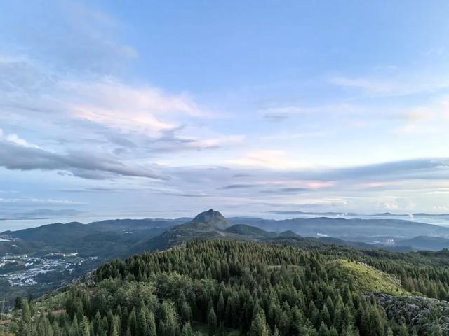 西山“睡美人”是侧躺还是平躺?网友吵翻了