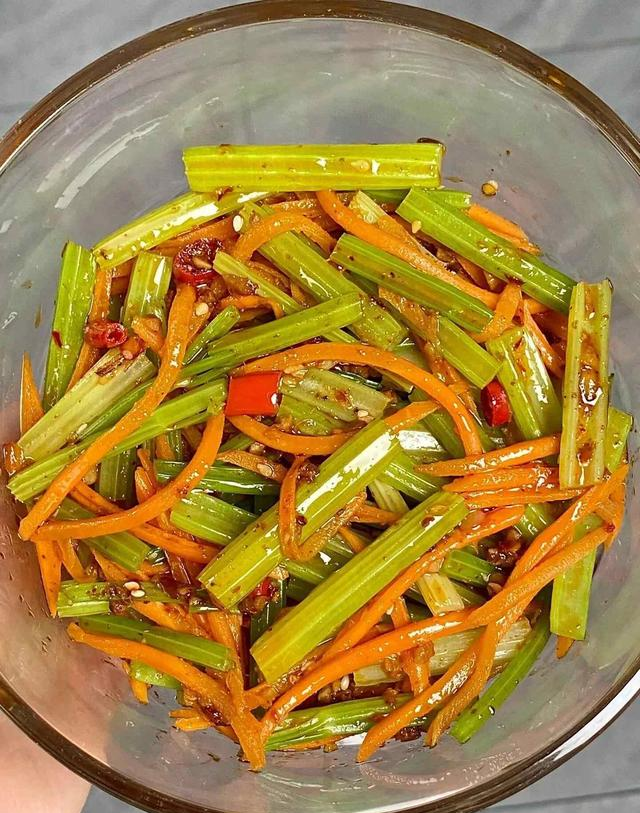 家常芹菜四吃法，简单下饭却总被忽视，厨房小白也能上手？