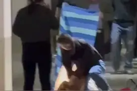 高校女生一丝不挂大闹男生宿舍，视频曝光，疑与男友分手受刺激！图片