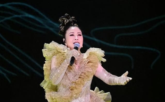 78岁连路都走不稳还开演唱会，全网骂声一片，她却扬言回馈粉丝