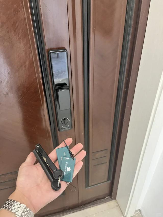 我把机械锁换成指纹锁，终于摆脱了钥匙噩梦！这些区别太真实！
