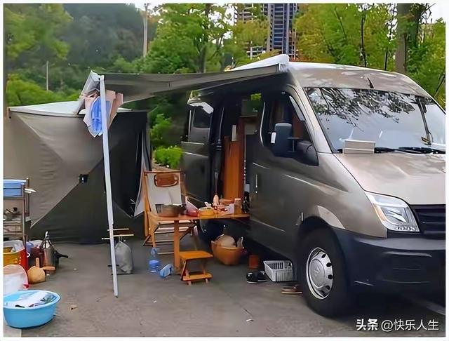 上海71岁老太卖房自驾旅游 , 9年没回家 , 坦言：不会给亲人留一分钱