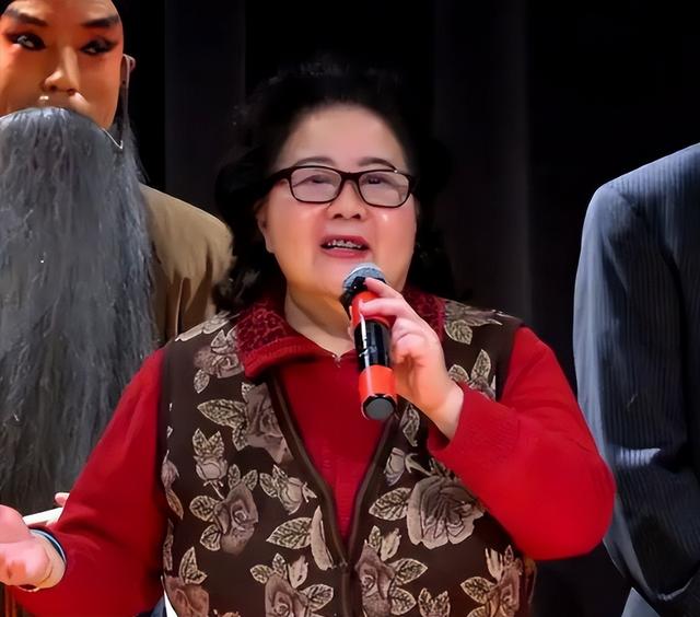 吃里爬外，永不回国？她带领30名演员选择留美，如今年过花甲归来