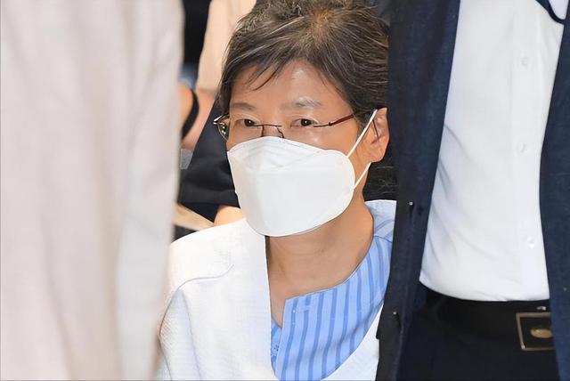 朴槿惠出狱生活：住1676平别墅	，与小10岁律师为伴，如今生活安逸