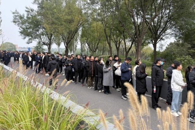 杨振宁追悼会现场！遗体覆盖国旗，翁帆站首位，女儿和次子露面