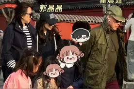 郭晶晶全家山西旅游，霍中曦牵着爷爷的手，三个孩子都很有家教图片