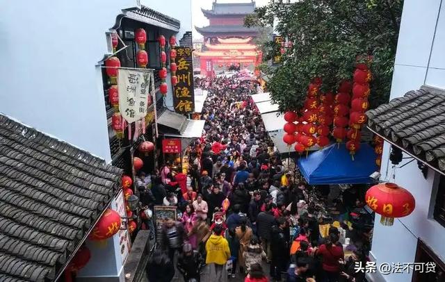 人山人海只看不买，年轻人报复性白嫖，景区赚不到钱了？