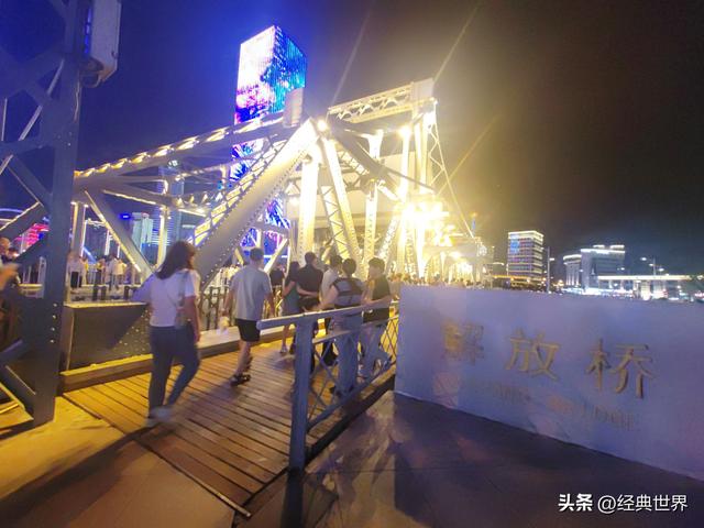 夜幕下的海河