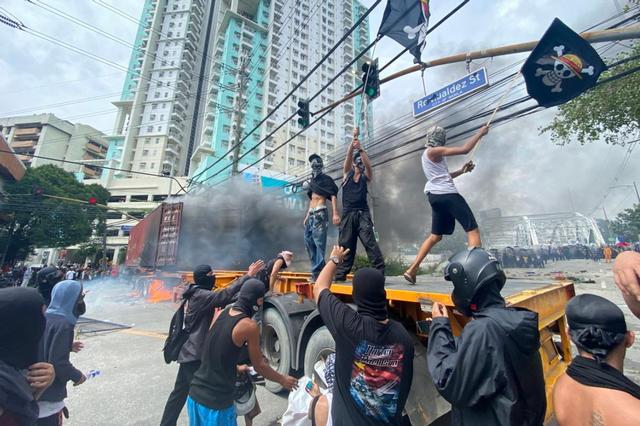 捡回一条命的马科斯不敢露面，下了死命令，闹事的人一个都不放过