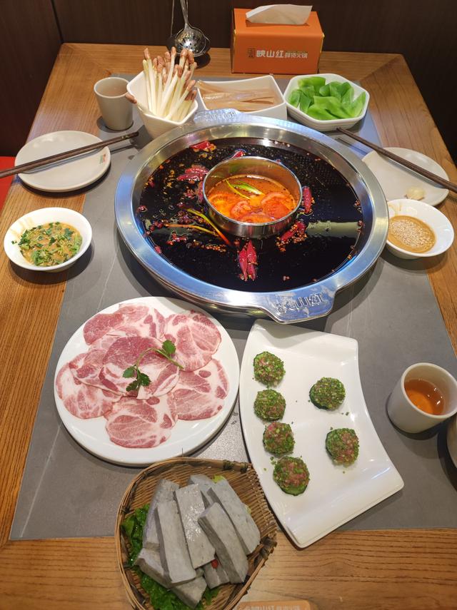 重庆这座城市，把我的腿走细了，把我的胃撑大了