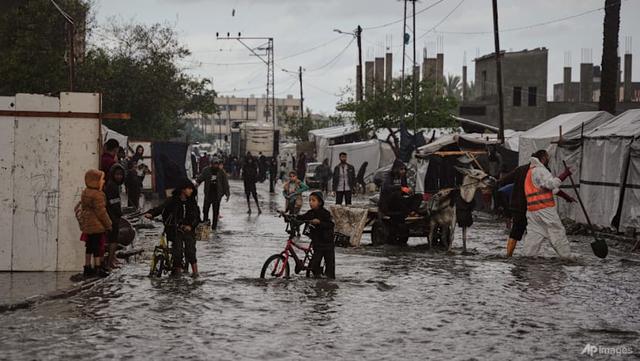 停火后的新灾难:帐篷倒塌、污水倒灌,暴雨让加沙帐篷营地不堪一击