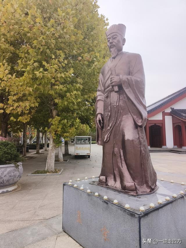 在“天仙配”传说的故事发生地孝感，建有一座“凤凰天仙城”