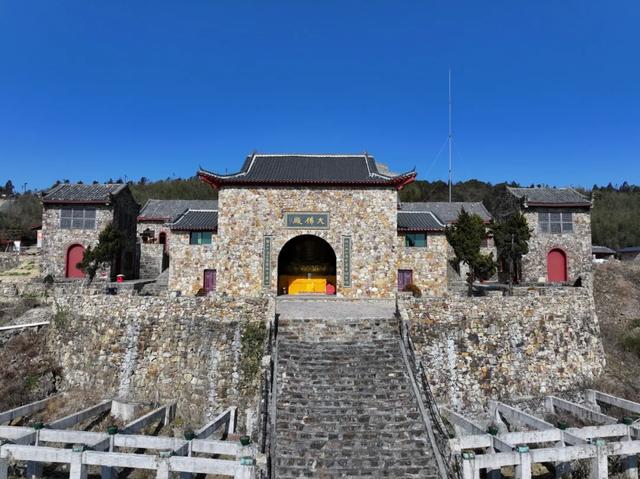 巍巍回龙山，灼灼资兴景