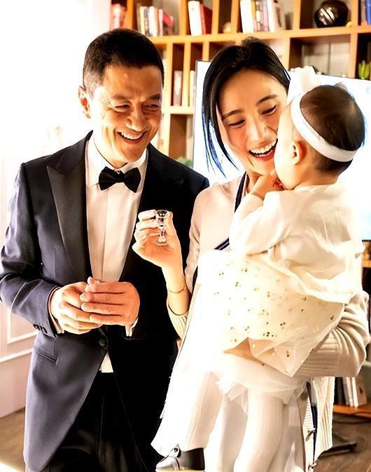 不到48小时连曝4个瓜！再次离婚、高台坠落、二胎流产，个个离谱