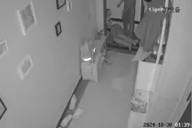 家暴男挥刀砍妻，儿子用身体护住妈妈！知情人：男子第一次婚姻也是因家暴离婚图片