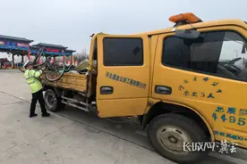 高速交警及时救助一名在应急车道步行女子图片