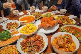 2024春节观察｜除夕上门做年夜饭的厨师：日赚五六千，回家吃泡面图片