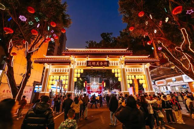 在城市中轴，漫步千年繁华，邂逅人间烟火！