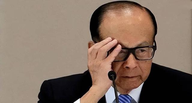 谁强就跪谁？特朗普失败后，李嘉诚急递投名状：绝对服从国家规定