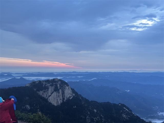 秋雨润泰山 云海漫山峦